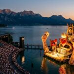 Die beleuchtete Seebühne der Bregenzer Festspiele am Bodensee in der Abenddämmerung