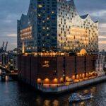 Die Elbphilharmonie in Hamburg bei Abenddämmerung, vom Hafen aus gesehen