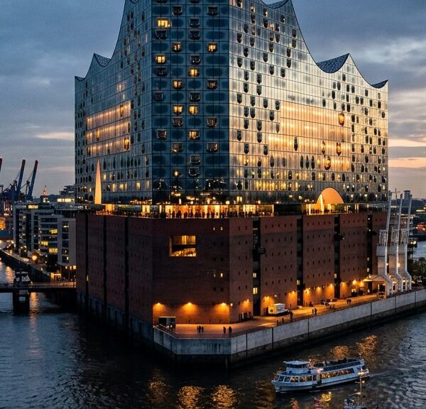 Die Elbphilharmonie in Hamburg bei Abenddämmerung, vom Hafen aus gesehen